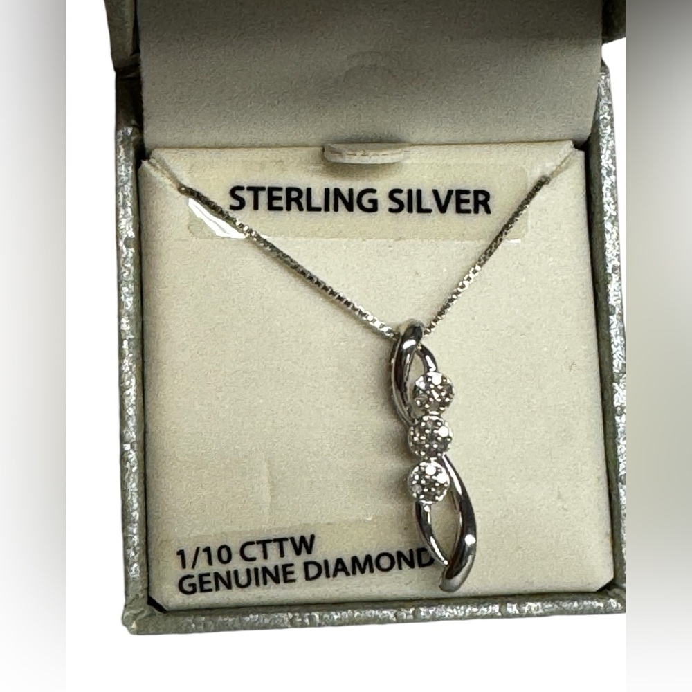 Nwt 1/10 CTTW genuine diamond sterling silver necklace in box - Picture 5 of 12